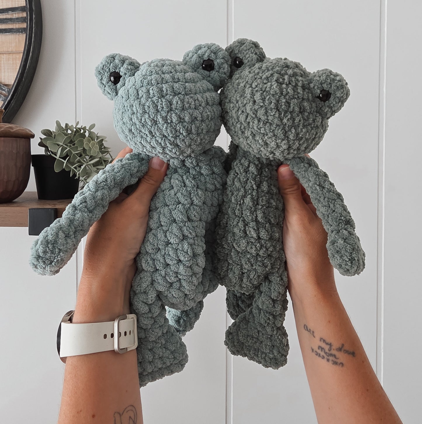 Frankie the Frog Snuggler (Crochet Pattern)